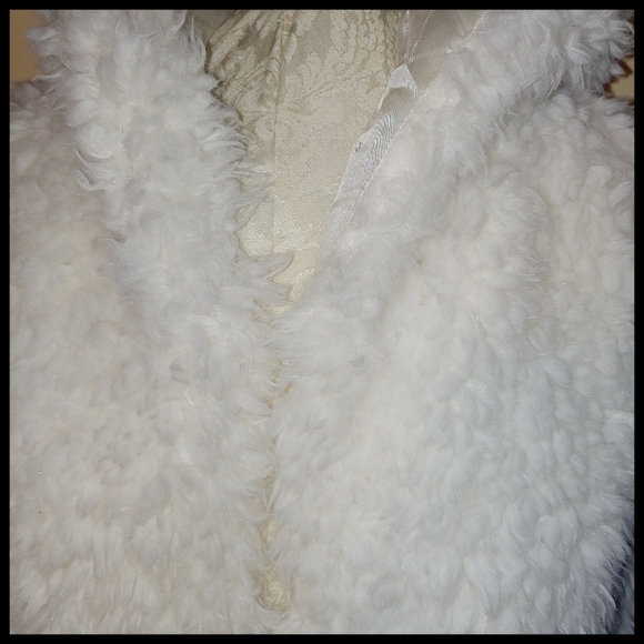 ana Fluffy White Vest, Roomy Medium - Picture 2 of 5
